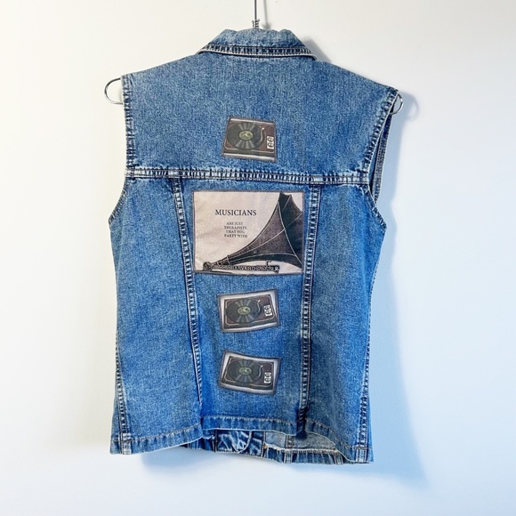 Vintage CRN-F3 unique denim vest, music, guitar appliqués size XS - Picture 6 of 14